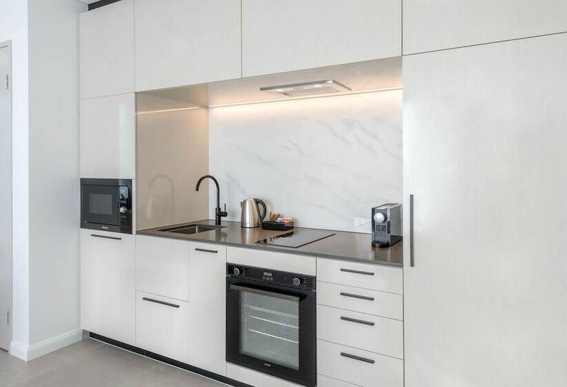 스탠다드 스튜디오, Meriton Suites Surfers Paradise