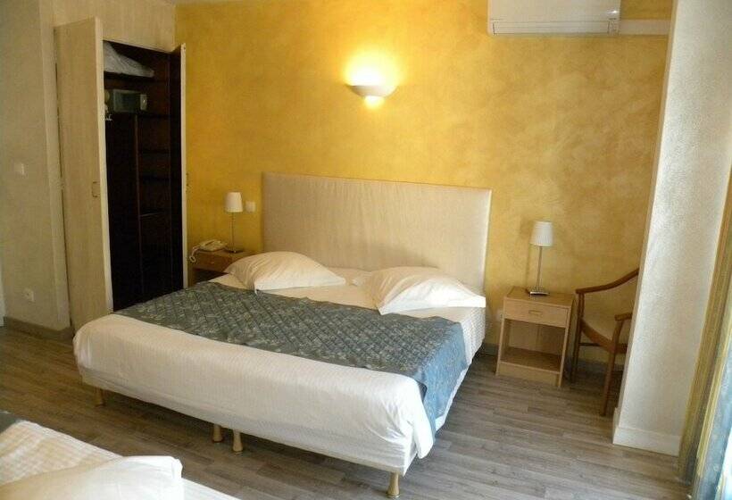 غرفة قياسية ثلاثية, Anglade Hôtel