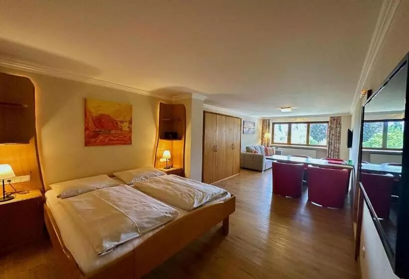 Deluxe Kolmen Hengen Huone, Lexenhof