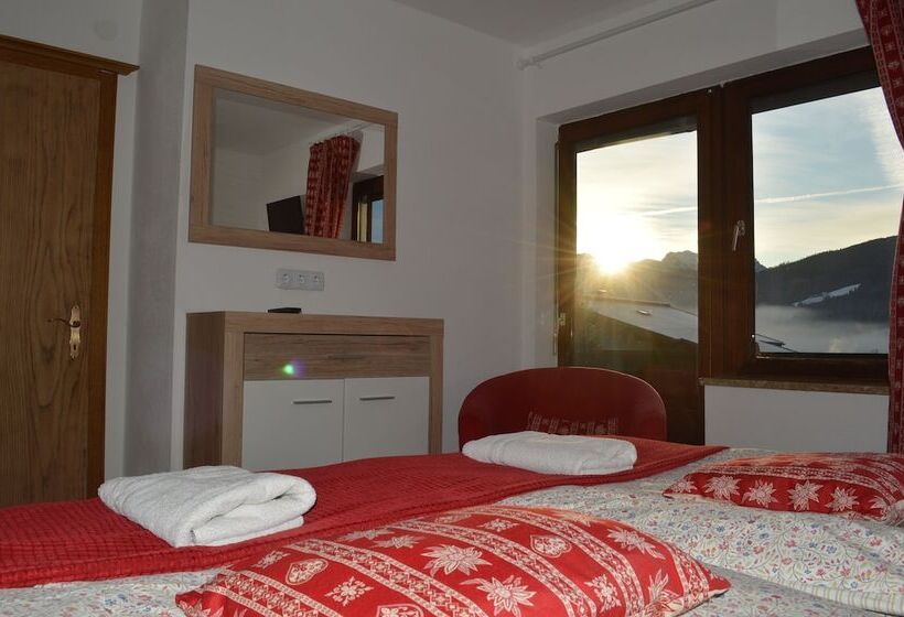 غرفة عائلية مطلّة علي الجبل, Haus Susanne