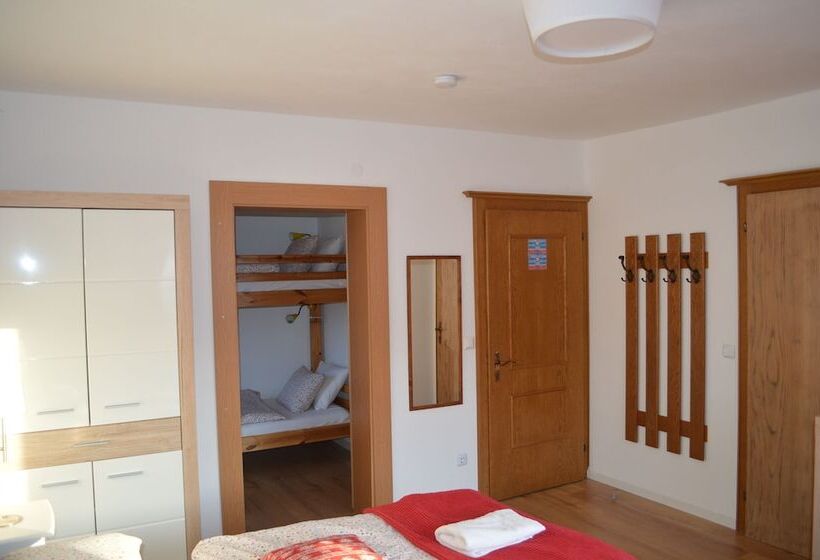 غرفة عائلية مطلّة علي الجبل, Haus Susanne