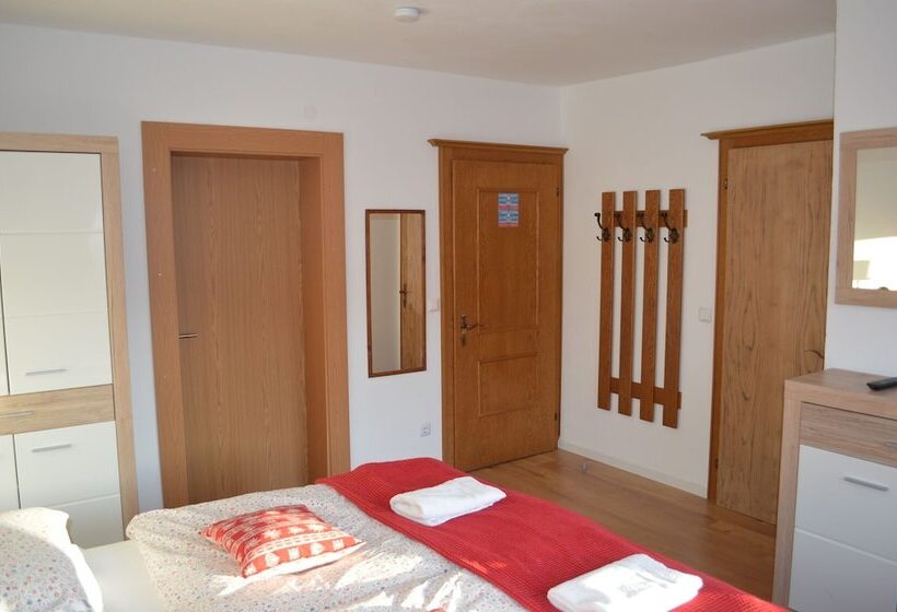 غرفة عائلية مطلّة علي الجبل, Haus Susanne