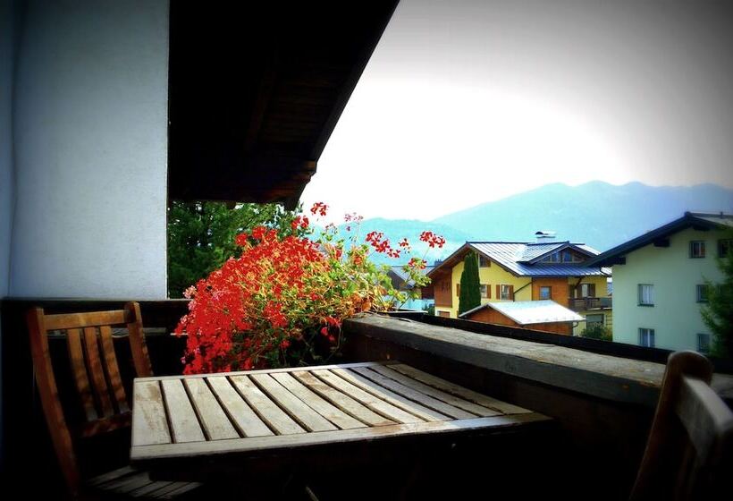 غرفة عائلية مطلّة علي الجبل, Haus Susanne