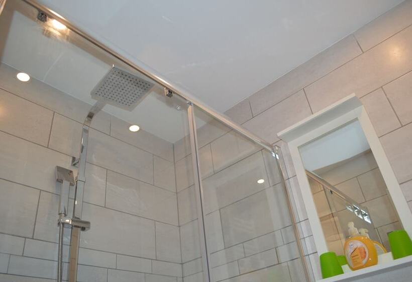 غرفة عائلية مطلّة علي الجبل, Haus Susanne