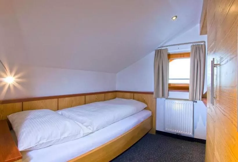 Suite Familiare, Lukas