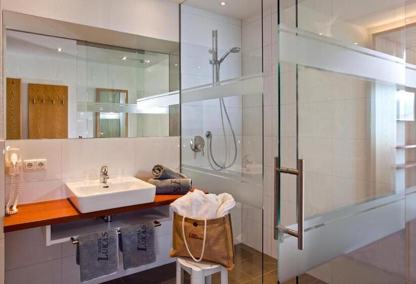 سوییت جونیور, Lukas