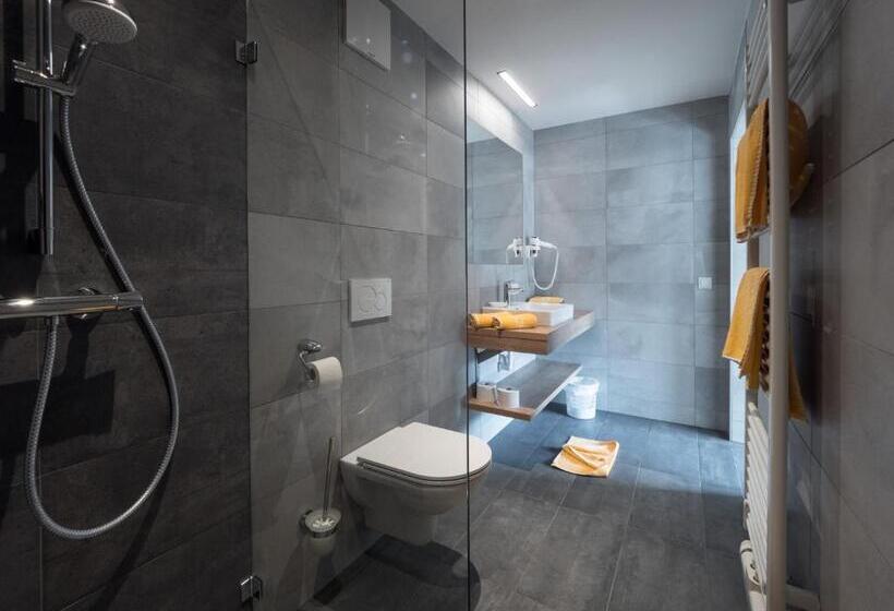 غرفة قياسية مزوَّدة بشُرفة, Matschner