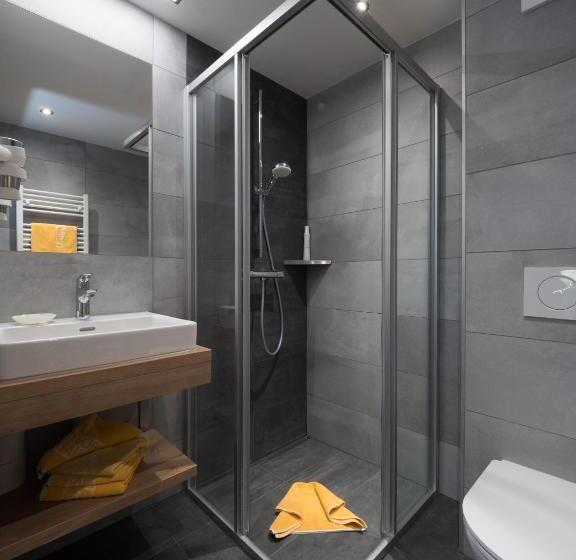 غرفة عائلية, Matschner