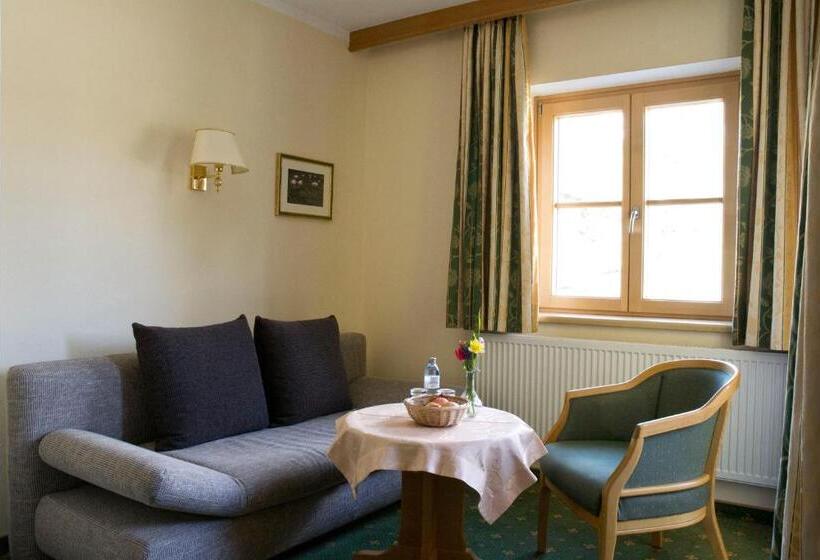 غرفة عائلية مطلّة علي الجبل, Matschner