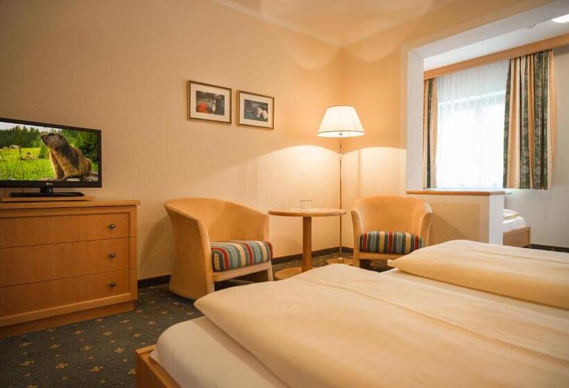 غرفة عائلية مطلّة علي الجبل, Matschner