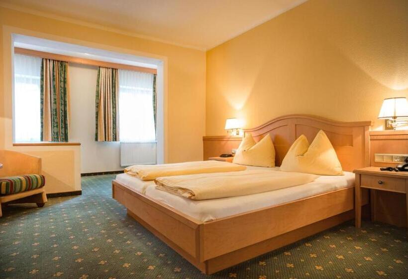 غرفة عائلية مطلّة علي الجبل, Matschner