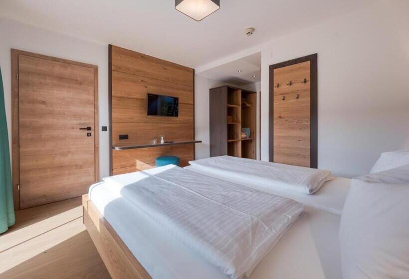 غرفة قياسية مطلّة علي الحديقة, Matschner