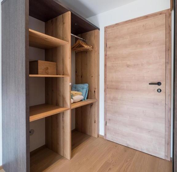 غرفة قياسية مطلة على الجبل, Matschner