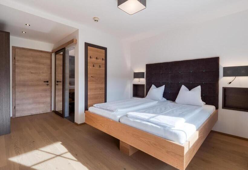 غرفة قياسية مطلة على الجبل, Matschner