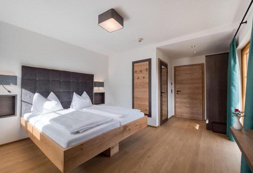 غرفة قياسية مطلة على الجبل, Matschner