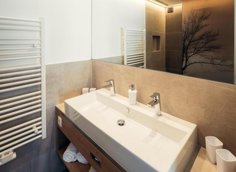 발코니 디럭스 룸, Post