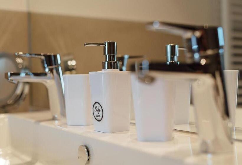 디럭스 스위트, Post