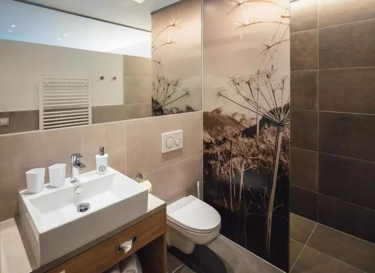 Habitació Deluxe, Post
