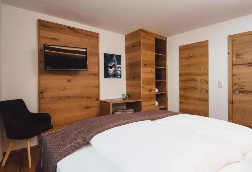 Apartament 2 Dormitoris, Post