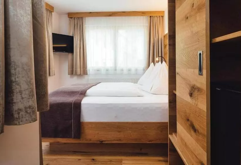 Apartament 2 Dormitoris, Post