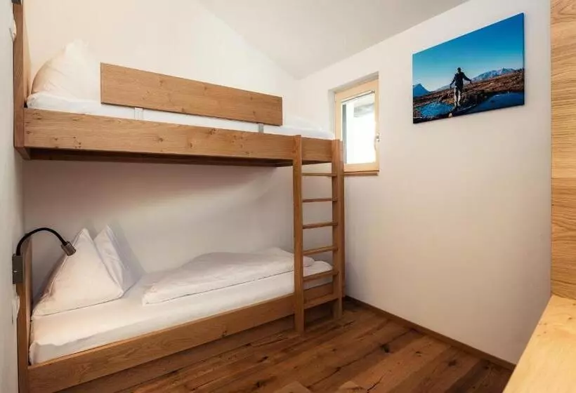 Habitació Familiar Deluxe, Post