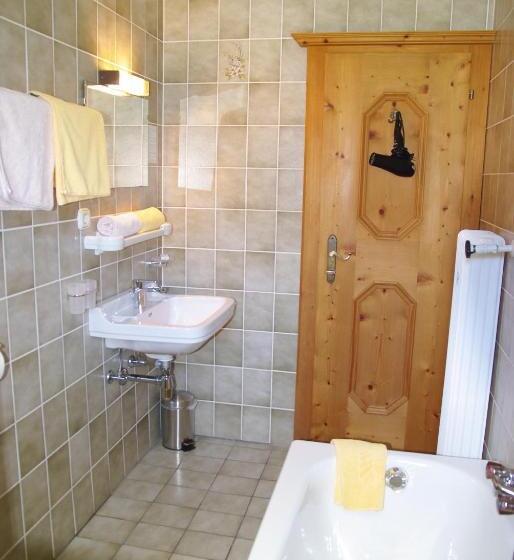 חדר בסיסי לשלושה, Pension Heike