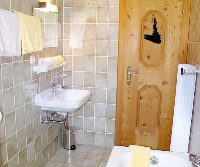 חדר בסיסי לשלושה, Pension Heike