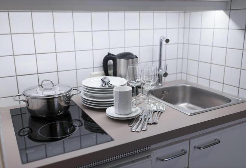 スタンダードスタジオ, Crystls Apart