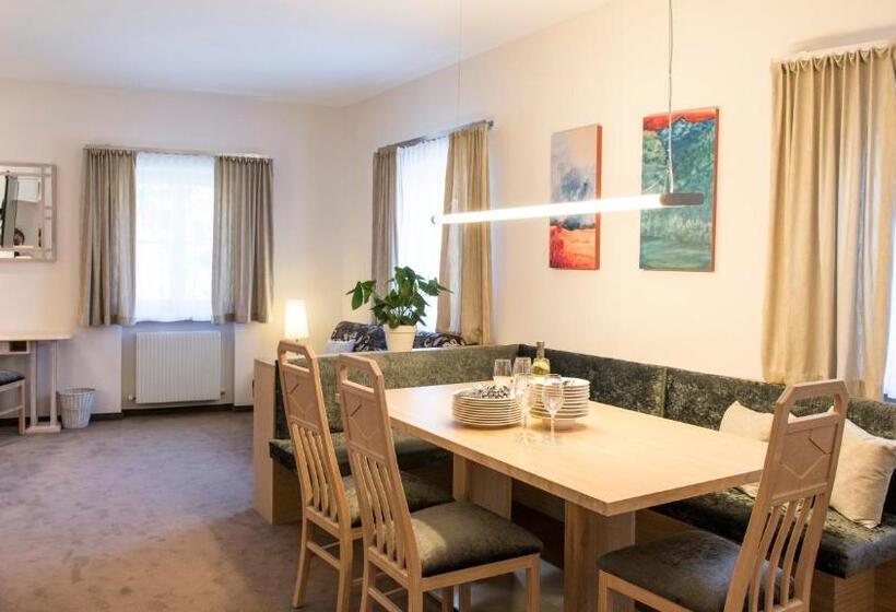 2ベッドルームアパートメント, Crystls Apart