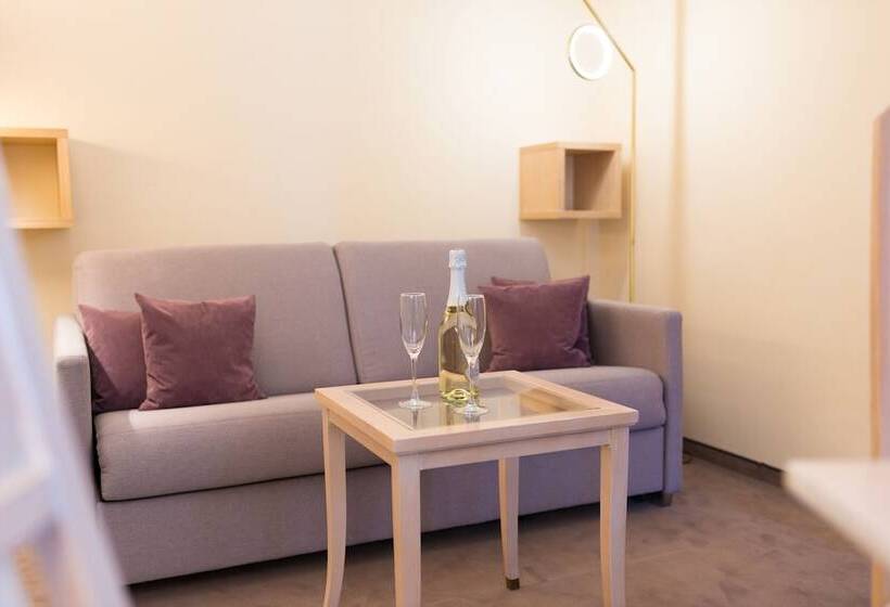 2ベッドルームアパートメント, Crystls Apart