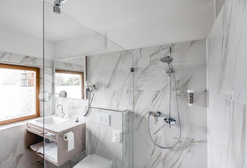 غرفة قياسية مطلّة علي البحيرة, Brandauers Villen Superior