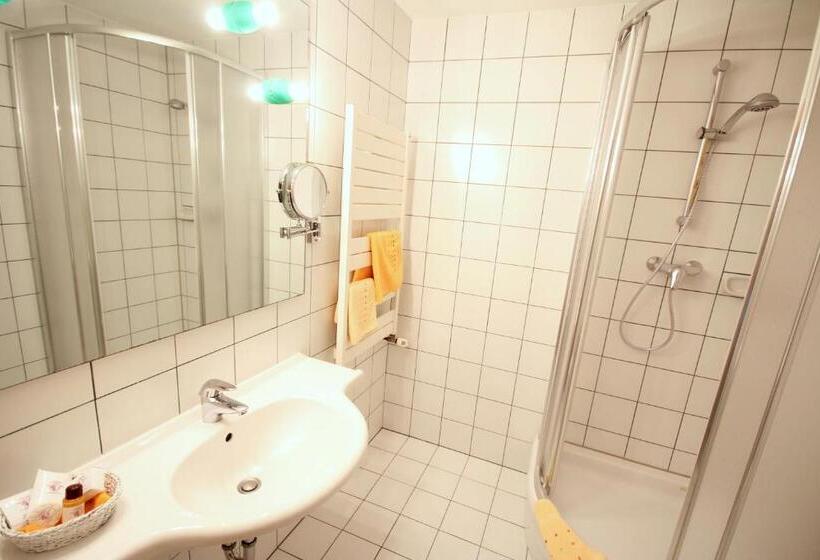 جناح جونيور, Carinthia Stadt