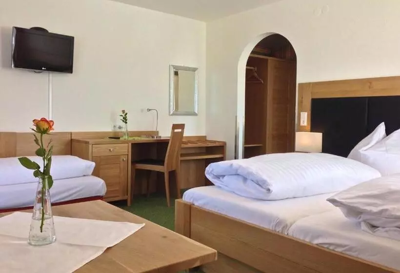 Economy Triple Room, Restaurant Am Hochfuchs