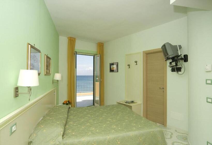 غرفة سوبيريور مطلّة علي البحر, Rivamare