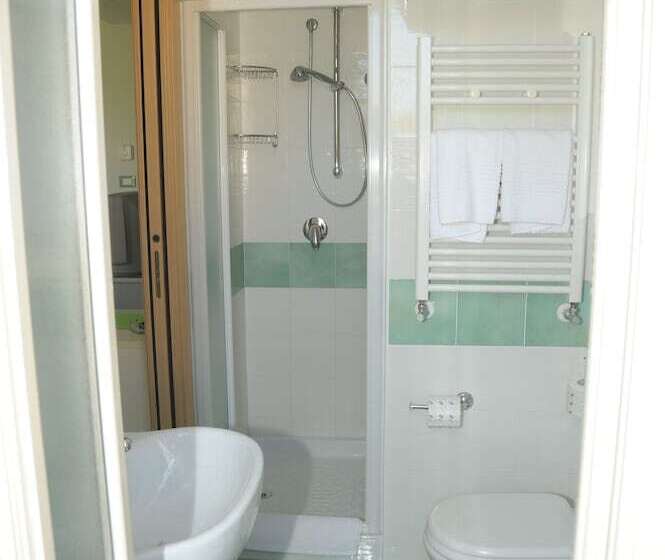 غرفة قياسية مزوَّدة بشُرفة, Rivamare