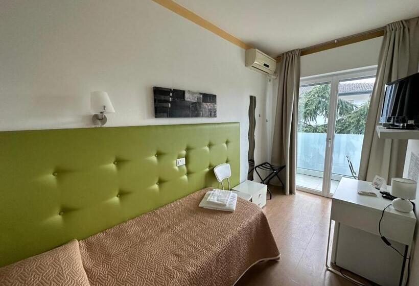 غرفة قياسية فردية, Irene