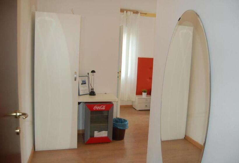 غرفة قياسية ثلاثية مزودة بشرفة, Irene