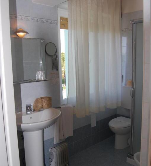 غرفة قياسية ثلاثية مزودة بشرفة, Irene