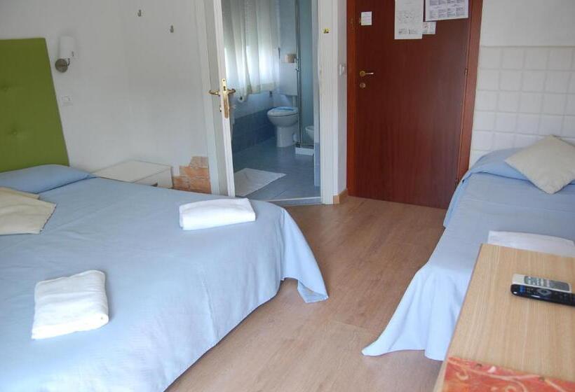 غرفة قياسية ثلاثية مزودة بشرفة, Irene