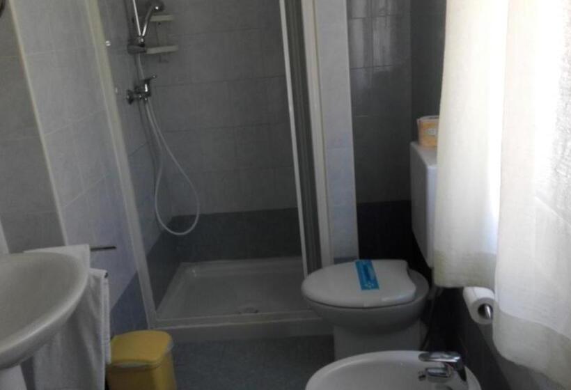 غرفة قياسية ثلاثية مزودة بشرفة, Irene