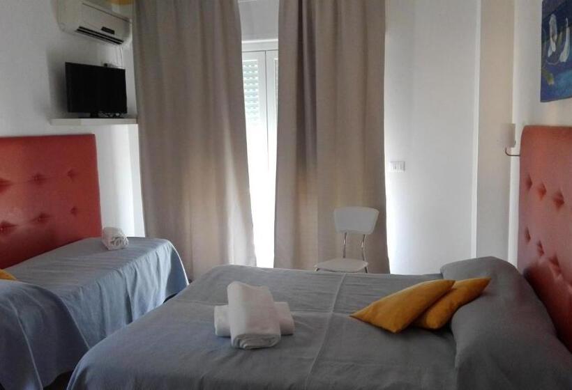 غرفة قياسية ثلاثية مزودة بشرفة, Irene