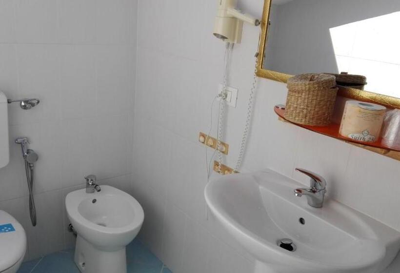 جناح دور أخير, Irene