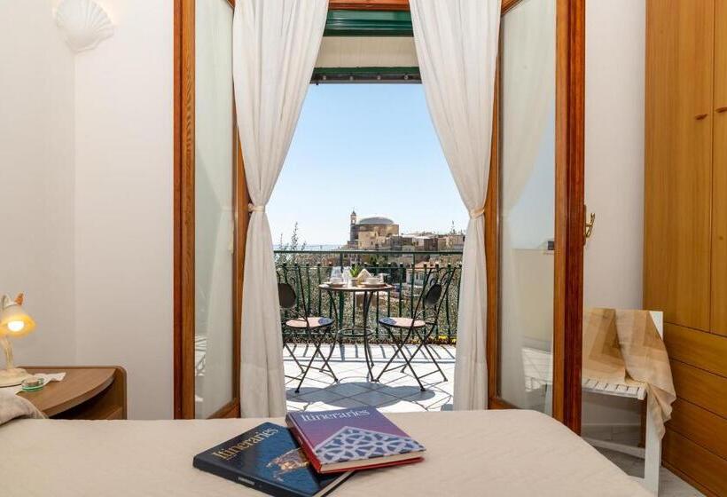 غرفة قياسية مطلّة علي البحر, Le Nereidi B&b