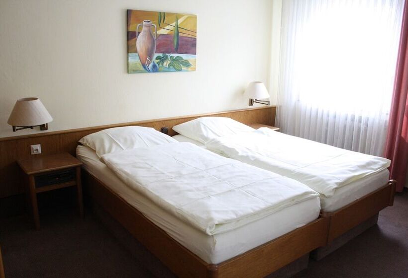 컴포트 룸, Niederée