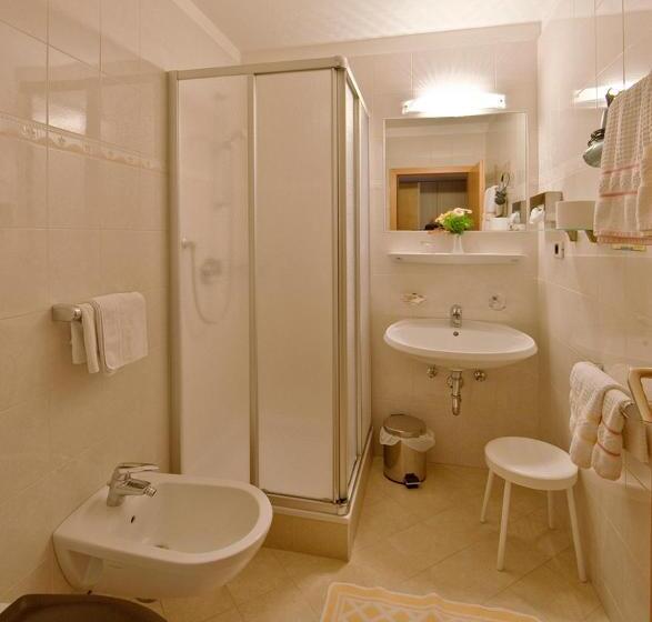 컴포트 룸, Rainegg Kg