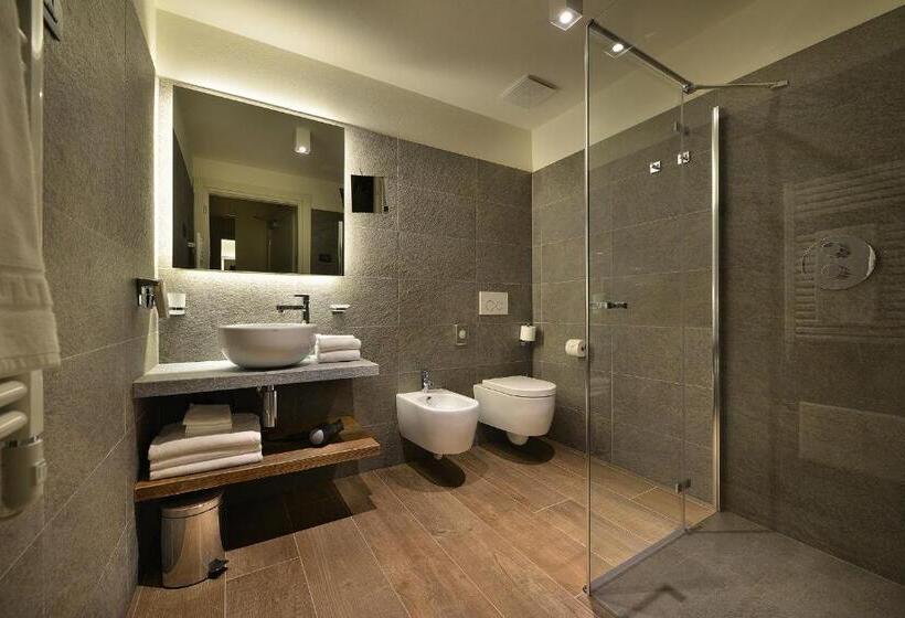 غرفة سوبيريور ثلاثية, Sporting Family Hospitality