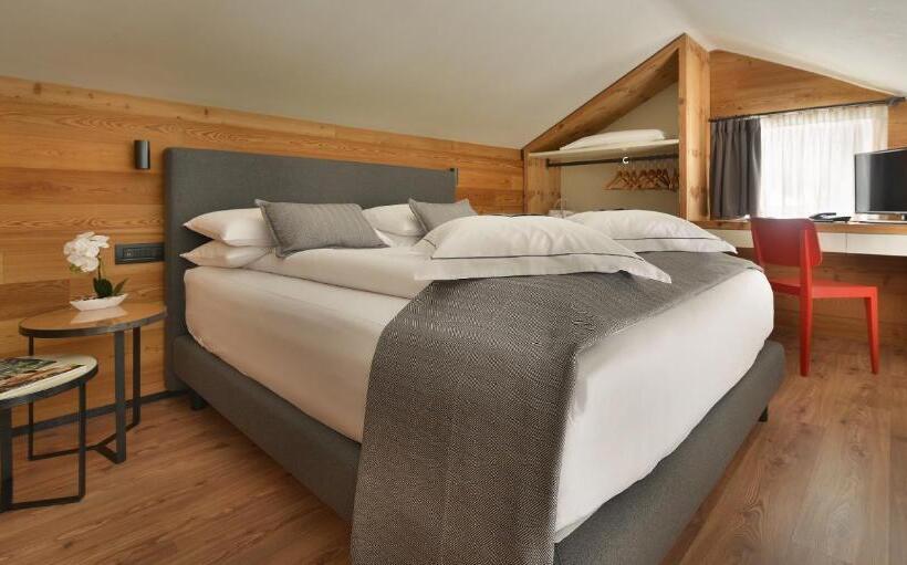 جناح جونيور, Sporting Family Hospitality