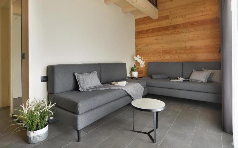 جناح جونيور, Sporting Family Hospitality