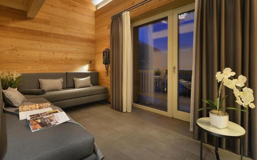 جناح جونيور, Sporting Family Hospitality