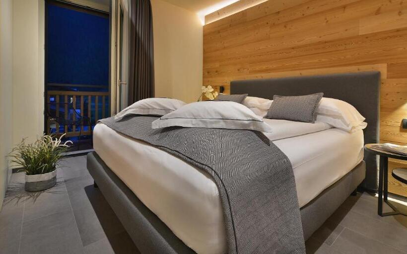 جناح جونيور, Sporting Family Hospitality